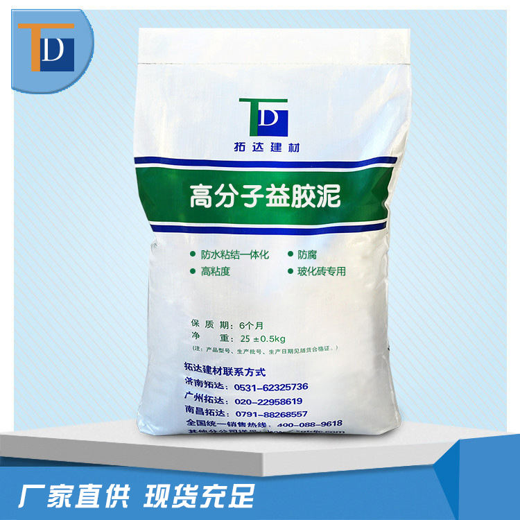 雨水淹沒(méi)路肩，市政工作人員到達(dá)現(xiàn)場(chǎng)清疏
